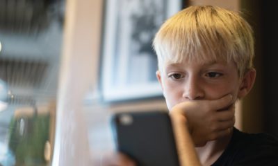 Francia evalúa prohibir el uso de celulares antes de los 11 años y limitar las redes sociales