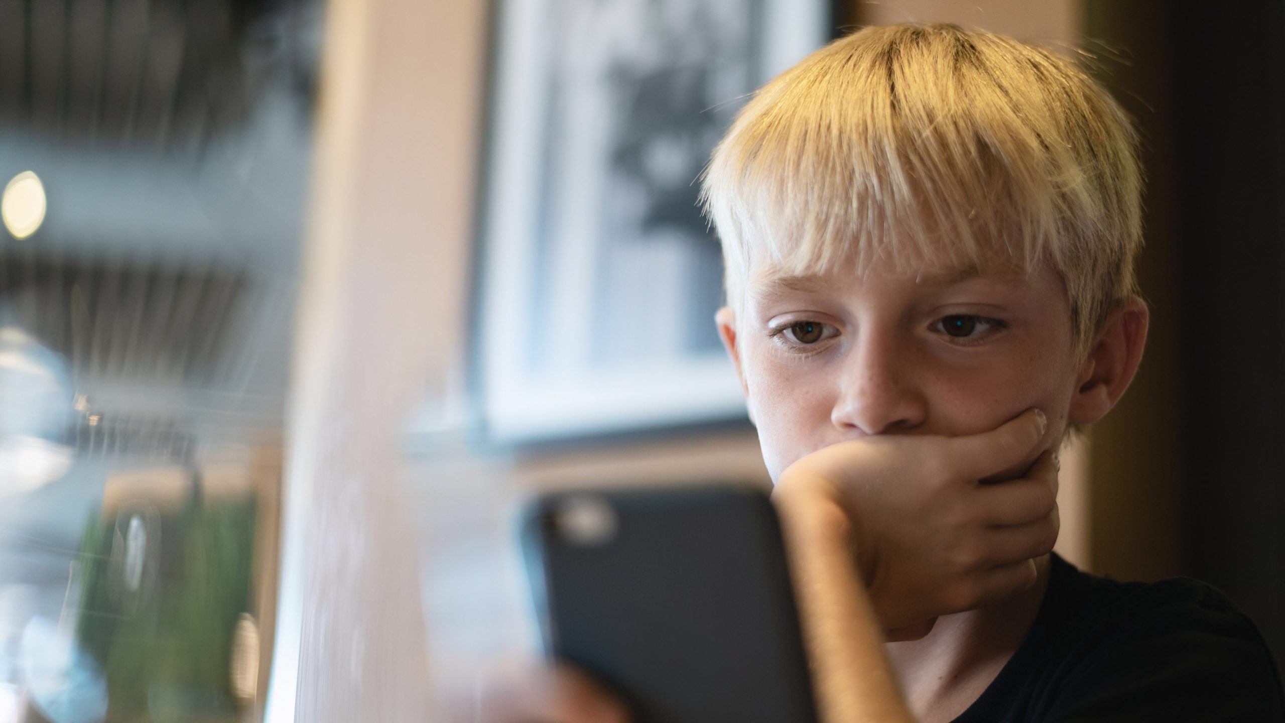 Francia evalúa prohibir el uso de celulares antes de los 11 años y limitar las redes sociales