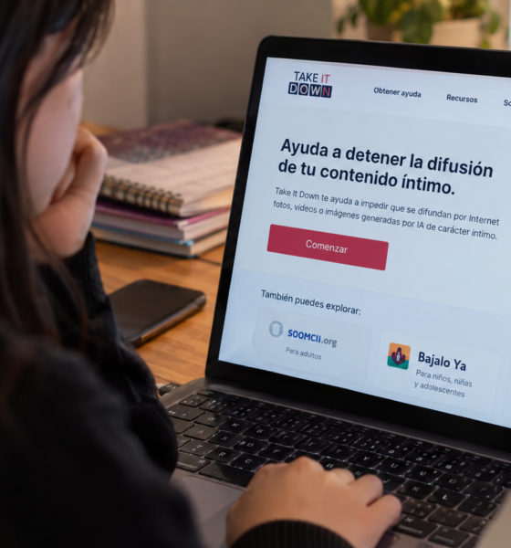 Joven explora seguridad digital en laptop